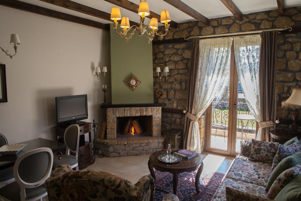 Archontiko Emmanouilidi Suites Káto Loutrákion エクステリア 写真