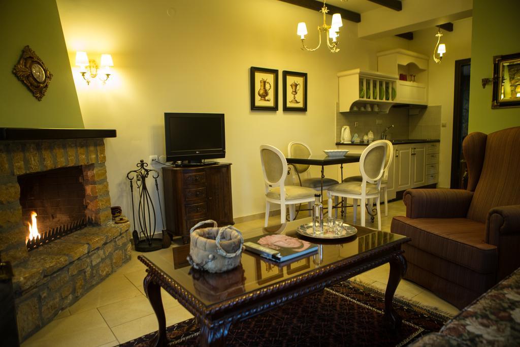 Archontiko Emmanouilidi Suites Káto Loutrákion エクステリア 写真