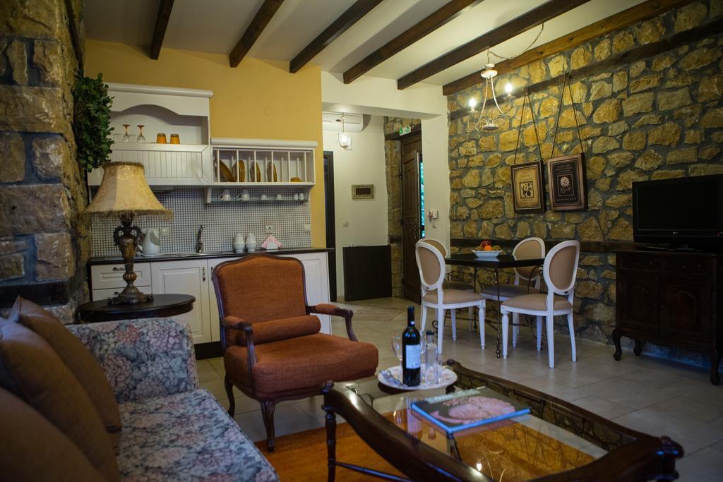 Archontiko Emmanouilidi Suites Káto Loutrákion エクステリア 写真
